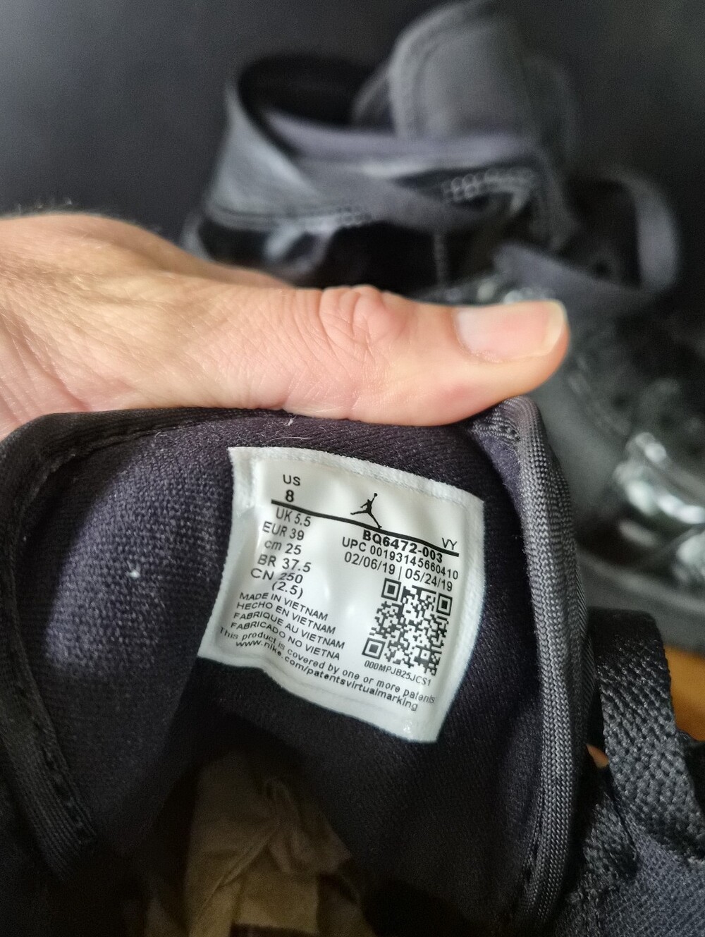 Nike Jordan 1 Mid - Picture 3 of 5